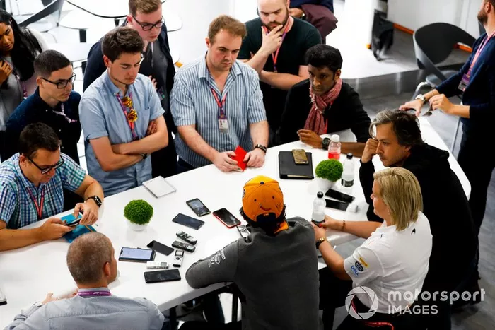 Carlos Sainz Jr., McLaren con los medios
