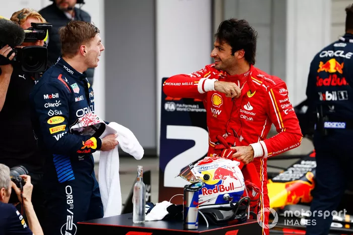 Max Verstappen, Red Bull Racing, 1ª posición, Carlos Sainz, Scuderia Ferrari, 3ª posición, debrief in Parc Ferme 