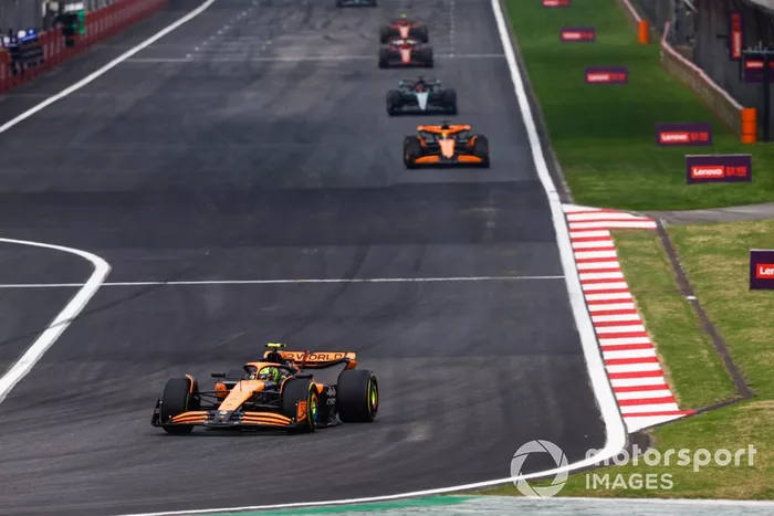 Lando Norris, McLaren MCL38, Oscar Piastri, McLaren MCL38, George Russell, Mercedes F1 W15