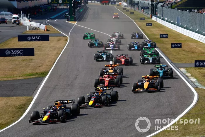 Max Verstappen, Red Bull Racing RB20, Sergio Pérez, Red Bull Racing RB20, Lando Norris, McLaren MCL38, Carlos Sainz, Ferrari SF-24, Fernando Alonso, Aston Martin AMR24, Oscar Piastri, McLaren MCL38, el resto del campo para la reanudación.