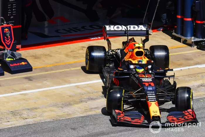 Sergio Perez, Red Bull Racing RB16B, lascia il garage
