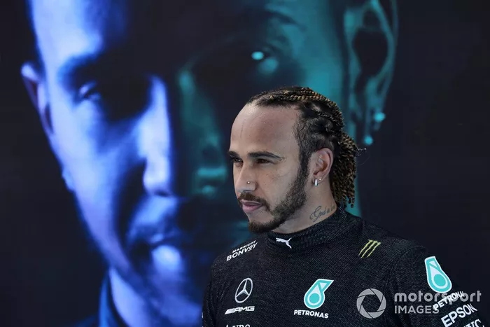 Lewis Hamilton, de Mercedes, en el Parc Ferme tras conseguir su pole position 100 en la F1