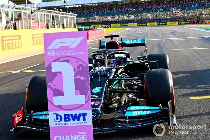 Ganador de la primera posición para la carrera Sprint Lewis Hamilton, Mercedes W12