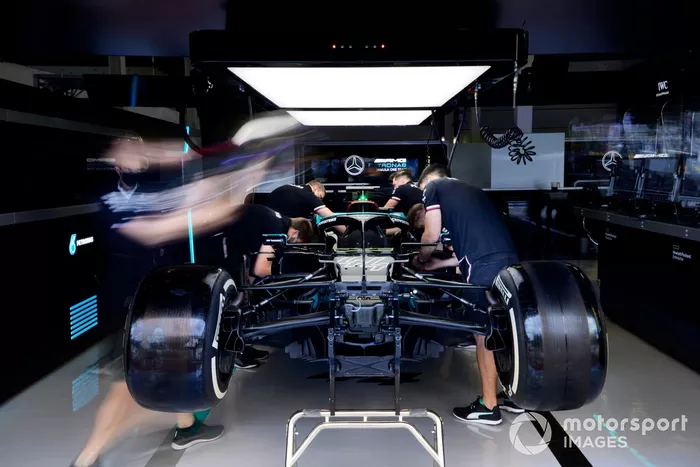 Los mecánicos trabajan en el Mercedes W12 de Lewis Hamilton en el garaje