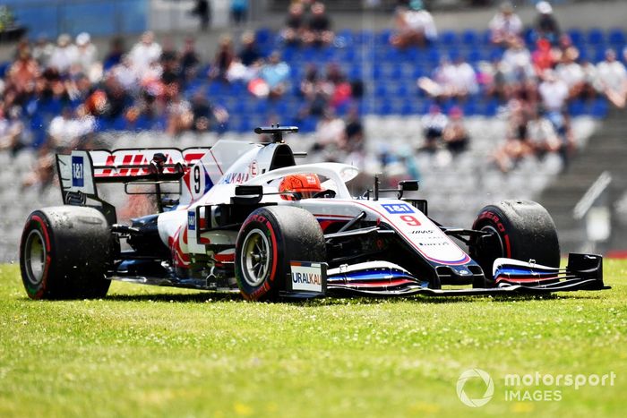 Nikita Mazepin, Haas VF-21 hace un trompo