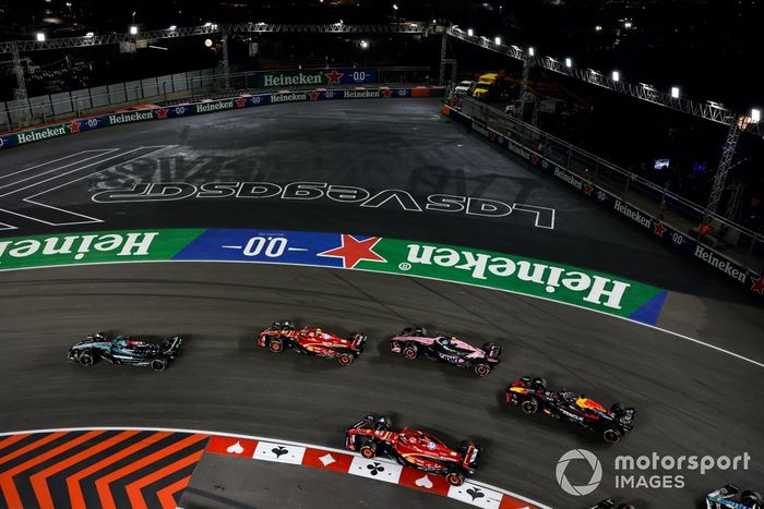 George Russell, Mercedes F1 W15, Carlos Sainz, Ferrari SF-24, Pierre Gasly, Alpine A524, en la salida de la carrera.