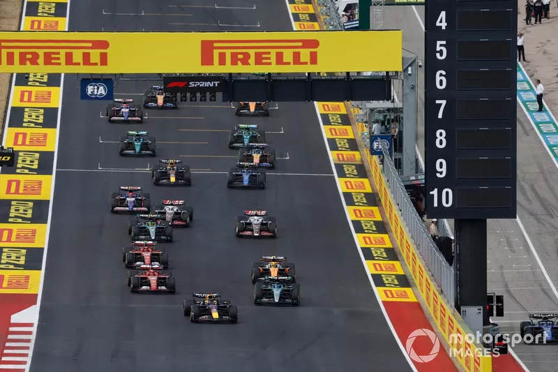 マックス・フェルスタッペン（レッドブル・レーシングRB20）、ジョージ・ラッセル（メルセデスF1 W15）、シャルル・ルクレール（フェラーリSF-24）、ランド・ノリス（マクラーレンMCL38）、カルロス・サインツ（フェラーリSF-24）、スプリントレースのスタート地点にいる他の選手たち
