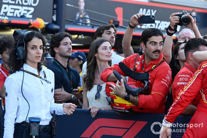 La novia de Carlos Sainz, Rebecca Donaldson, celebra con el equipo Ferrari en Parc Ferme