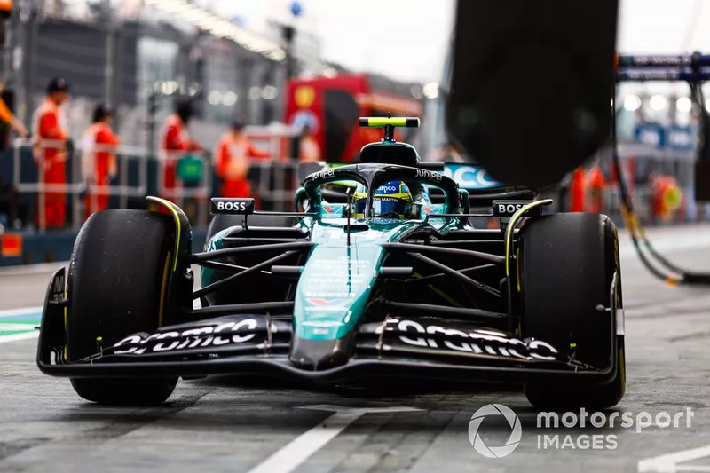 Fernando Alonso, Aston Martin AMR24, dans la voie des stands