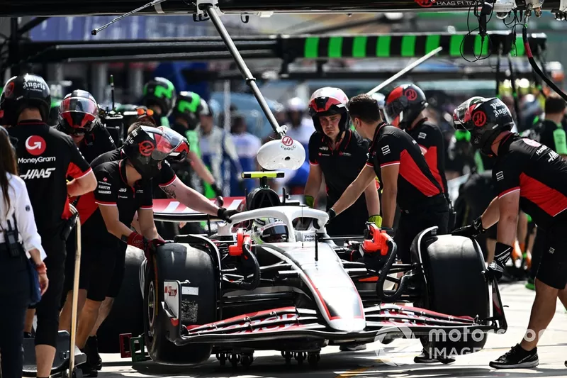 Les mécaniciens ramènent Nico Hulkenberg, Haas VF-24, au garage