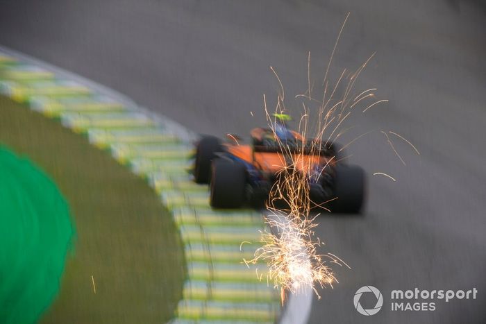Lando Norris, McLaren MCL35M, echa chispas