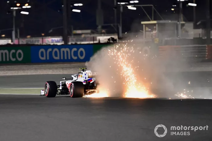 Las chispas salen del coche de Mick Schumacher, Haas VF-21