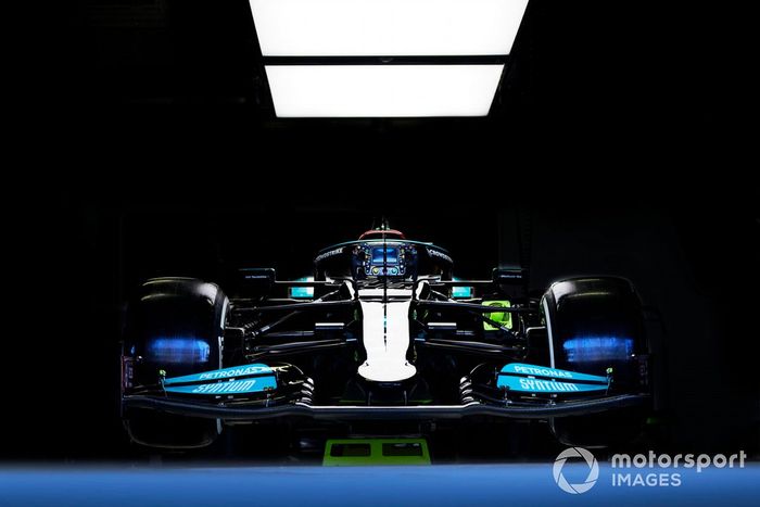 El coche de Lewis Hamilton, Mercedes W12, en el garaje