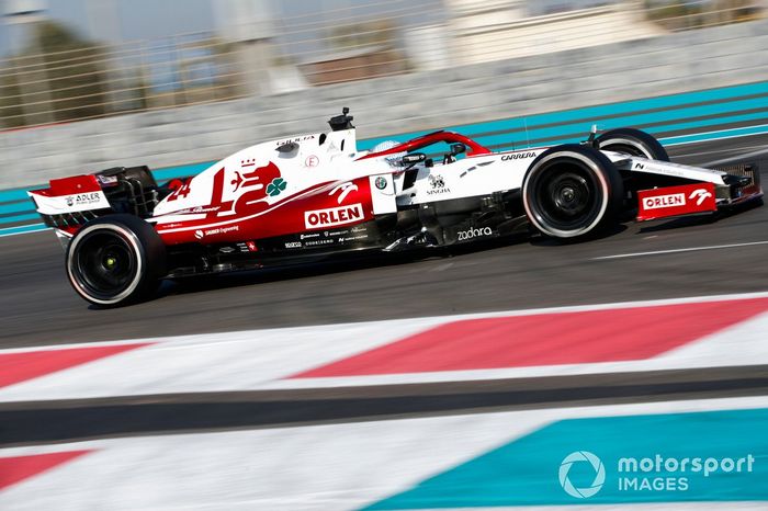 Guanyu Zhou, con un Alfa Romeo Racing C39 adaptado (muleto) con los Pirelli de 18 pulgadas  