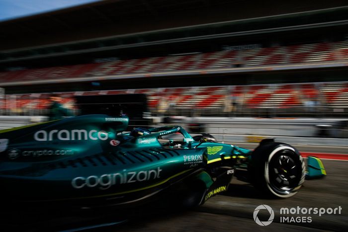 Lance Stroll, Aston Martin AMR22, sale del garaje