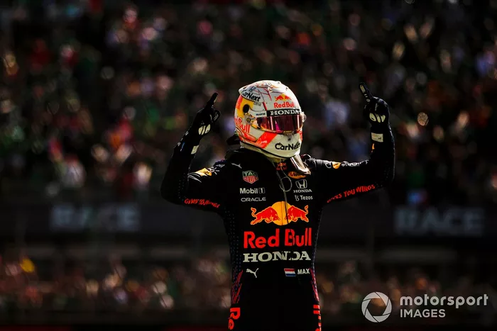 Max Verstappen, Red Bull Racing, 1ª posición, celebra en el Parc Ferme