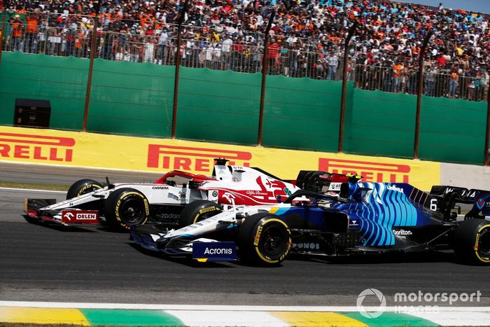 Kimi Raikkonen, Alfa Romeo Racing C41, lucha con Nicholas Latifi, Williams FW43B