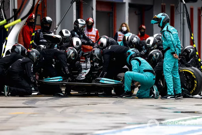 Lewis Hamilton, Mercedes W12, cambia su alerón delantero en boxes