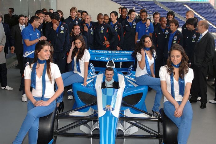 El ex piloto de F1 Tiago Monteiro en el coche del FC Porto de la Superleague Formula con azafatas y el equipo