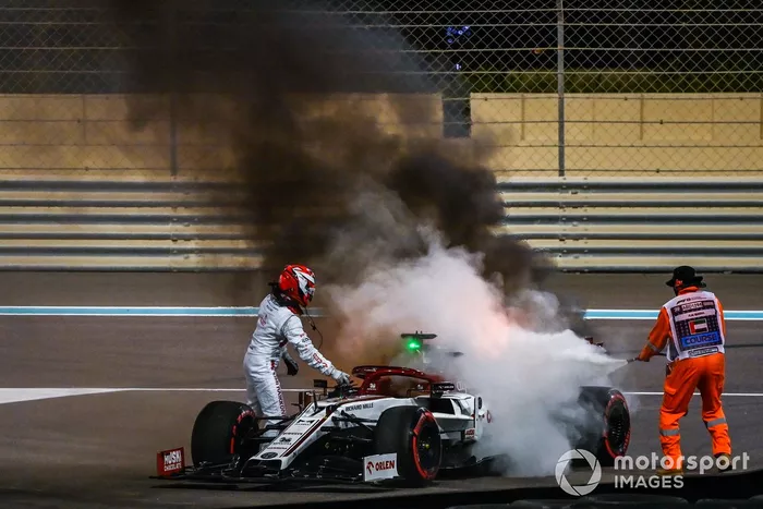 Kimi Raikkonen, Alfa Romeo Racing C39 detenido en la pista con el motor en llamas