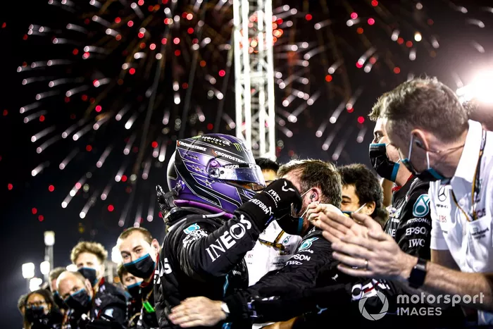 Ganador de la carrera Lewis Hamilton, Mercedes, celebra en Parc Ferme con el equipo