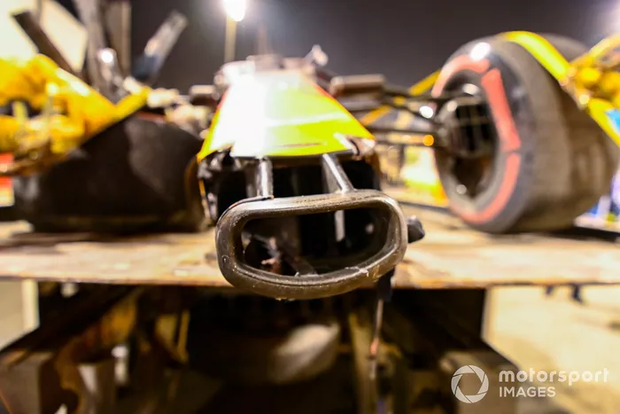 El monoplaza dañado de Alex Albon, Red Bull Racing RB16