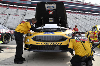 Clint Bowyer, Stewart-Haas Racing, Ford Fusion Rush Truck Centers/Cummins crew