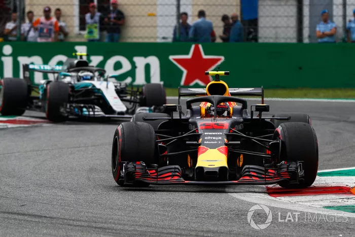 Max Verstappen, Red Bull Racing RB14, devant Valtteri Bottas, Mercedes AMG F1 W09