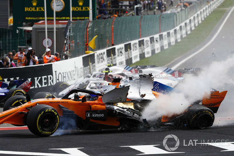 Фернандо Алонсо, McLaren MCL33, врізається в Шарля Леклера, Sauber C37, після контакту з Ніко Хюлькенбергом, Renault Sport F1 Team R.S. 18, на старті