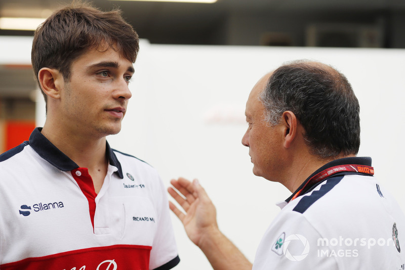 Charles Leclerc, Sauber, parle avec Frederic Vasseur, directeur d'Alfa Romeo Sauber F1 Team