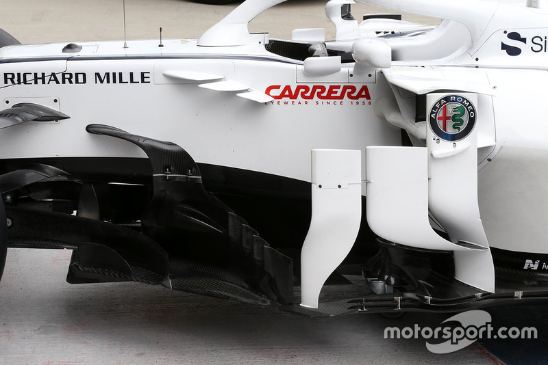 Sauber C37 side