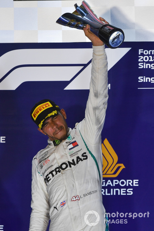 Il vincitore della gara Lewis Hamilton, Mercedes AMG F1, festeggia sul podio con il trofeo