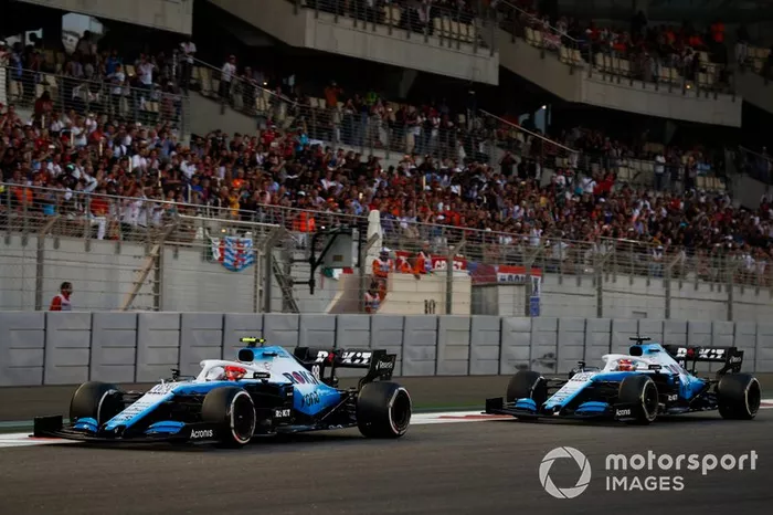 Robert Kubica, Williams FW42, precede George Russell, Williams Racing FW42 