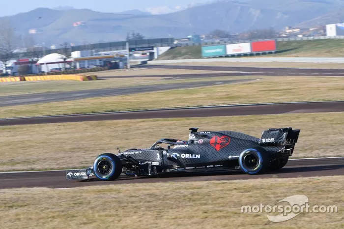 O desenho do novo carro parece ser bastante diferente do que o vermelho e branco adotado após a saída do nome Sauber.