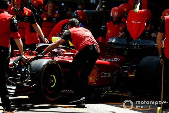 Carlos Sainz, Ferrari F1-75, vuelve al garaje