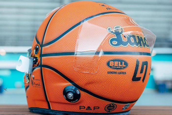 Casco de Lando Norris, McLaren con diseño especial de balón de baloncesto de la NBA