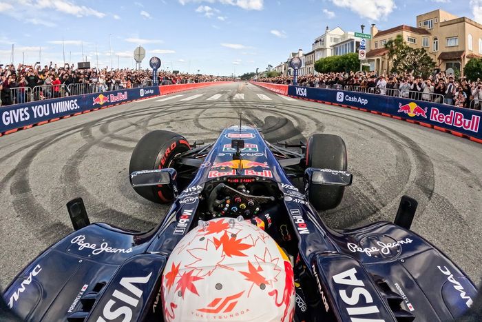 角田裕毅がF1マシンのコクピットに戻ってきた。サンフランシスコでRB7