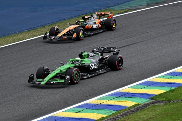 Nico Hulkenberg, Sauber, Lando Norris, McLaren