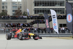 Гонщик Red Bull Racing Даниэль Риккардо в штаб-квартире ExxonMobil