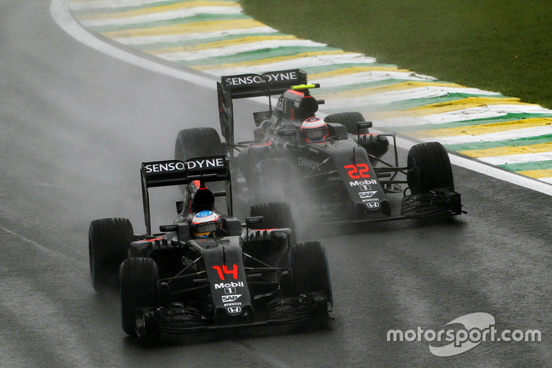 Fernando Alonso, McLaren MP4-31, rijdt voor Jenson Button, McLaren MP4-31