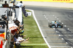 Lewis Hamilton, Mercedes AMG F1 W08, passe sous le drapeau à damier