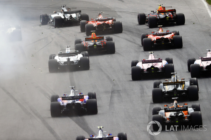 Льюіс Хемілтон, Mercedes AMG F1 W08, очолює пелотон