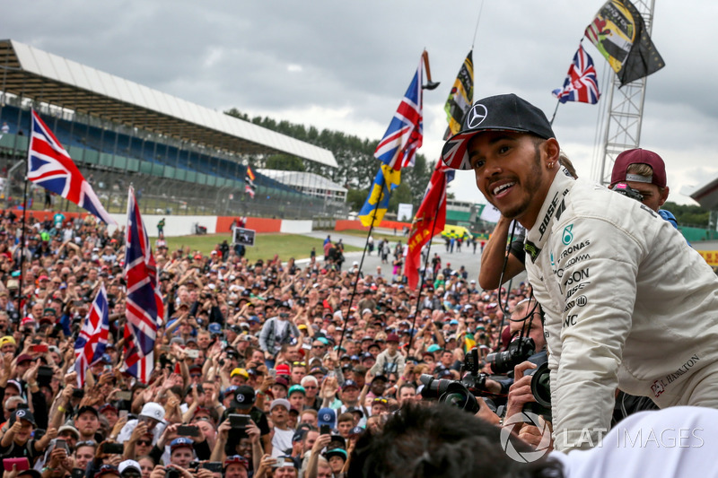 Race winner Lewis Hamilton, Mercedes AMG F1 celebrates with the fans