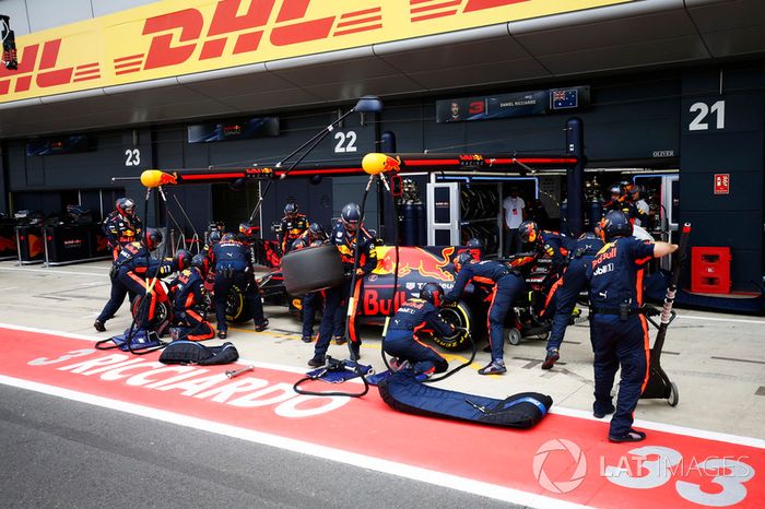 Max Verstappen, Red Bull Racing RB13, pit stop