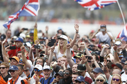 Animan a los aficionados para el ganador de la carrera Lewis Hamilton, Mercedes AMG F1, en el podio