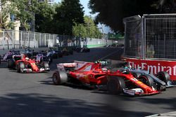 Kimi Raikkonen, Ferrari SF70H en lutte avec Valtteri Bottas, Mercedes AMG F1 F1 W08 pour une position et se touchent au départ