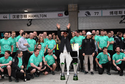 Ganador de la carrera Lewis Hamilton, Mercedes AMG F1 celebra con Valtteri Bottas, Mercedes AMG F1 y