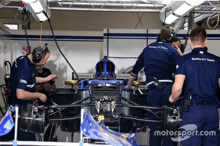 Sauber C36 in de garage