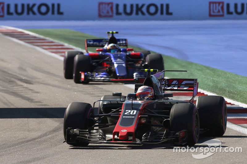 Kevin Magnussen, Haas F1 Team VF-17, Carlos Sainz Jr., Scuderia Toro Rosso STR12