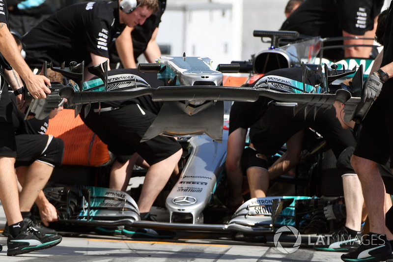 Смена переднего крыла Mercedes-Benz F1 W08